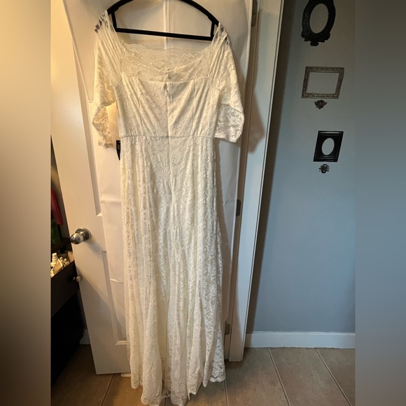 Off-shoulder ivory lace gown. Bought to dye and never got around to it! - Picture 2 of 3